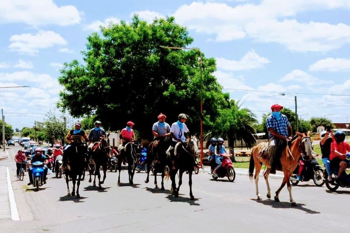 En Chamical salieron a caballo a marchar en contra del aborto