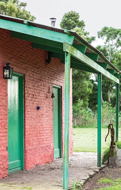 En Chascomús, como un huesito en la pampa, este rancho se convirtió en una casa de huéspedes silenciosa, pulcra y, sin embargo, cálida.