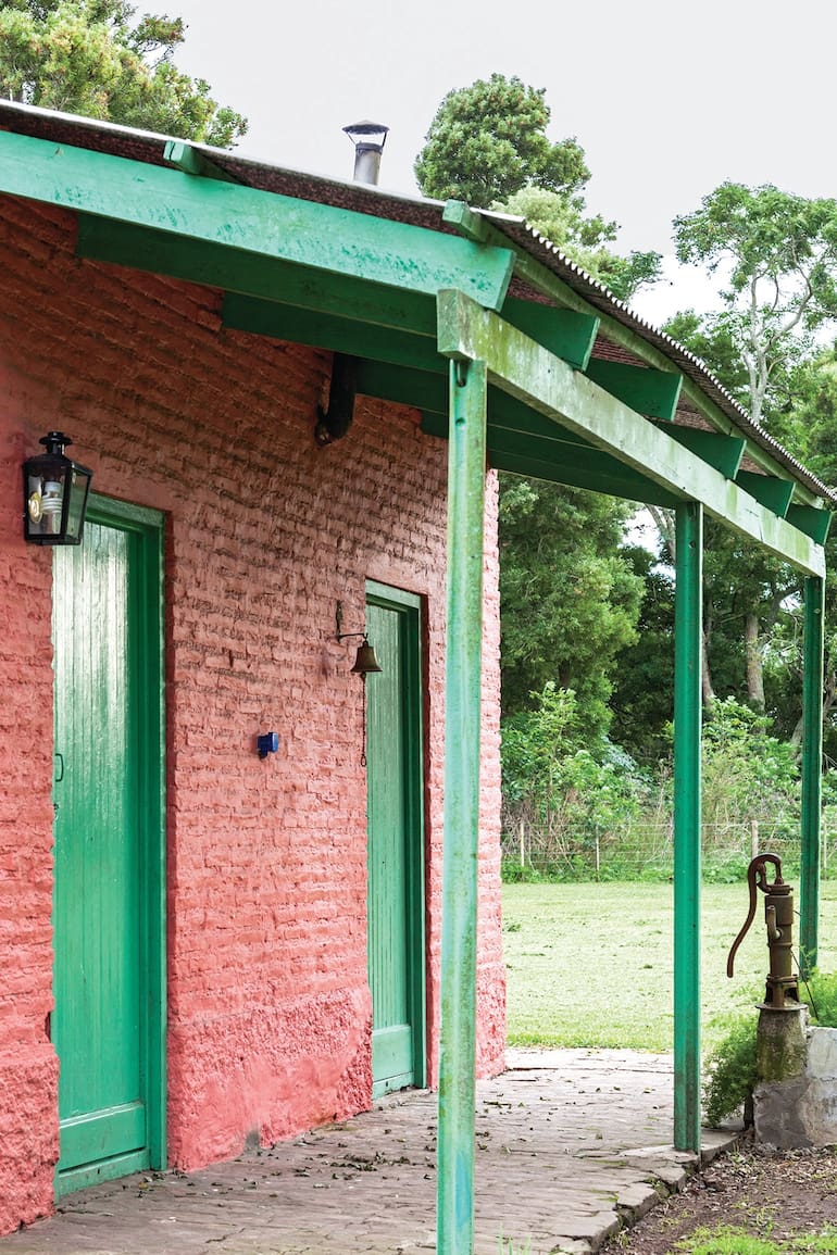 En Chascomús, como un huesito en la pampa, este rancho se convirtió en una casa de huéspedes silenciosa, pulcra y, sin embargo, cálida.