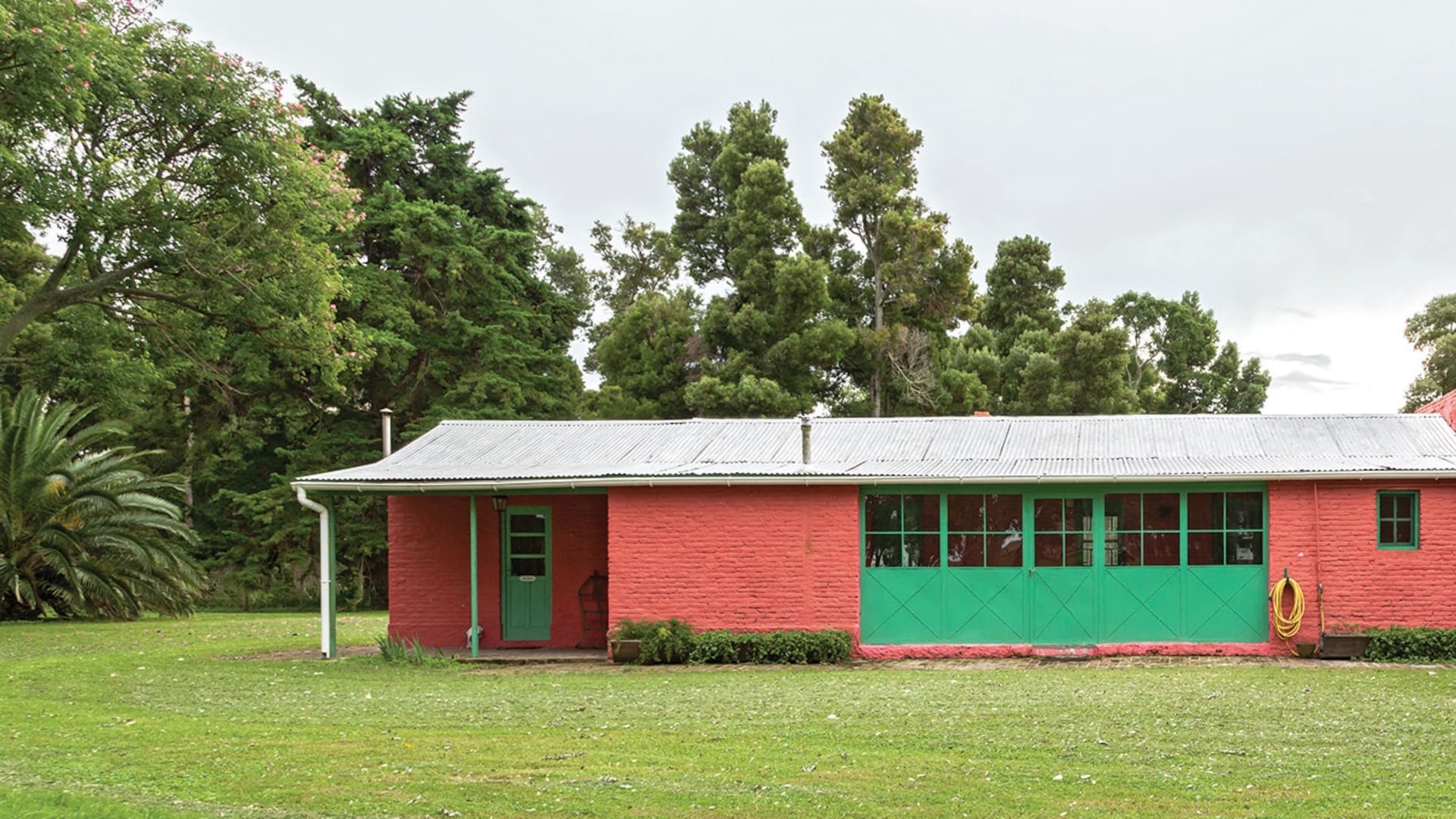 En Chascomús, como un huesito en la pampa, este rancho se convirtió en una casa de huéspedes silenciosa, pulcra y, sin embargo, cálida.