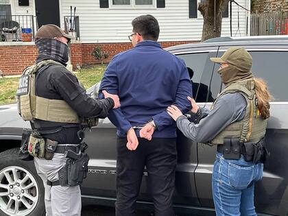 En Chicago, activistas documentaron detenciones irregulares frente al tribunal migratorio: agentes sin identificación en vehículos sin placas arrestaron a manifestantes