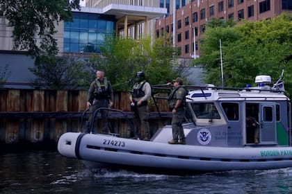 En Chicago, se llevaron adelante protestas por el despliegue de 200 efectivos de la Guardia Nacional de Texas en Illinois