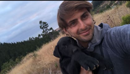 En Chile con su querido perro Roque.