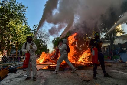 En chile: saqueos e incendios en una masiva marcha por el aniversario de las protestas (Photo by Martin BERNETTI / AFP)