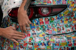 En Chile, un auto cubierto con 11.000 figuritas mantiene viva la fiebre del Mundial