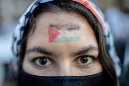 En Chile, una mujer protesta a favor de Palestina durante el conflicto con Israel que estalló el 10 de mayo pasado