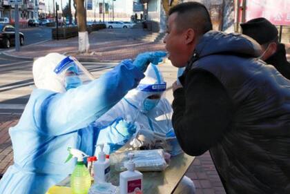 En China continúan las medidas para frenar los brotes de covid-19.