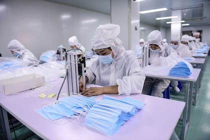 En China, el aumento de la fabricación de mascarillas disparó el precio de las materias primas