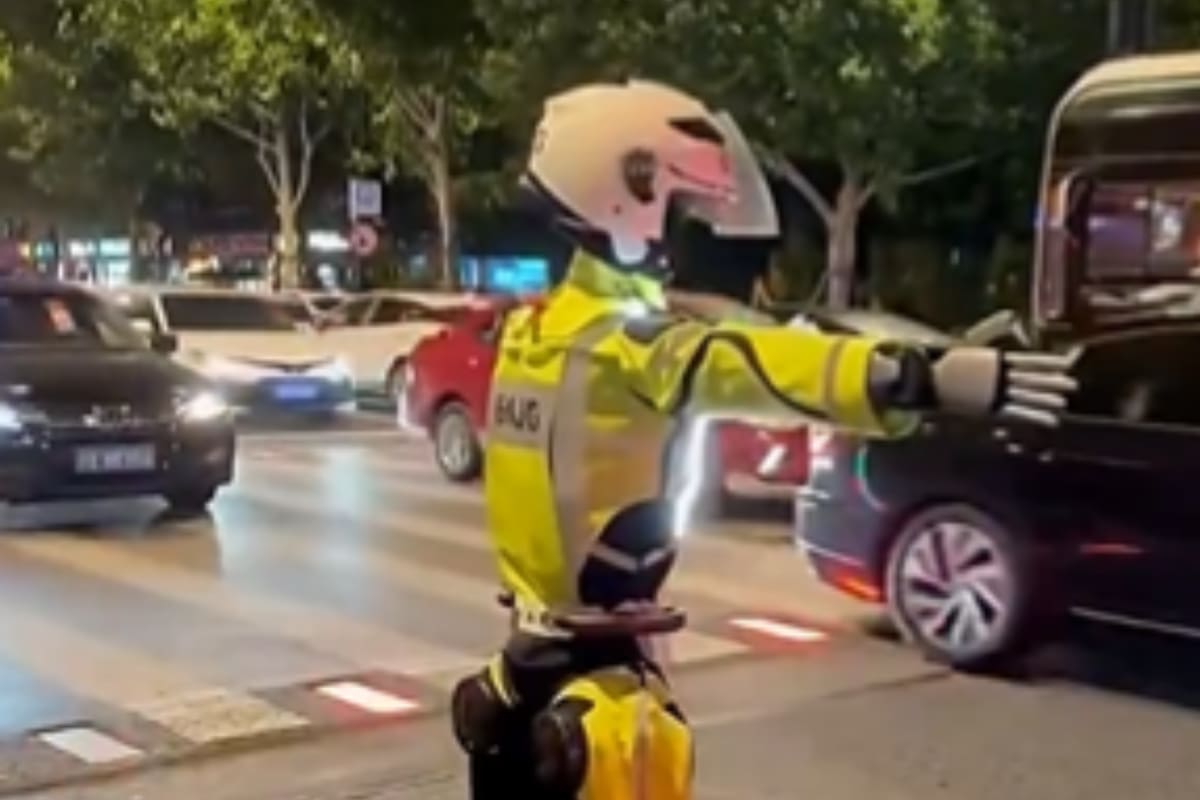 En China empezaron a usar robots para dirigir el tráfico