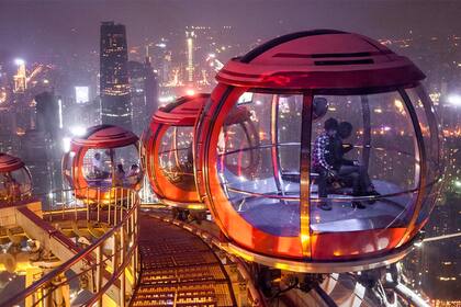 En China giran vainas encima de Canton Tower de Guangzhou