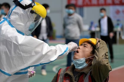 En China se aprobó el inicio de los ensayos clínicos de tres vacunas contra el Covid-19,
