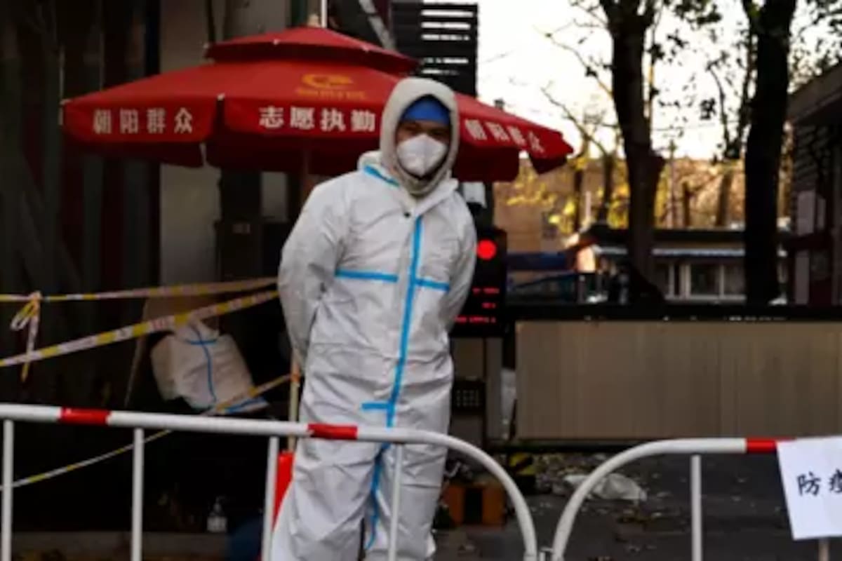 En China sigue siendo frecuente ver a personas en la calle vestidas con los trajes de protección personal cuyo uso se esxtendió durante la pandemia.