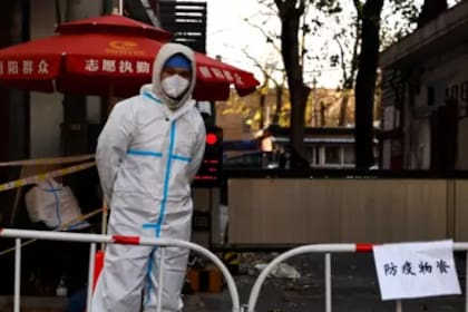 En China sigue siendo frecuente ver a personas en la calle vestidas con los trajes de protección personal cuyo uso se esxtendió durante la pandemia.