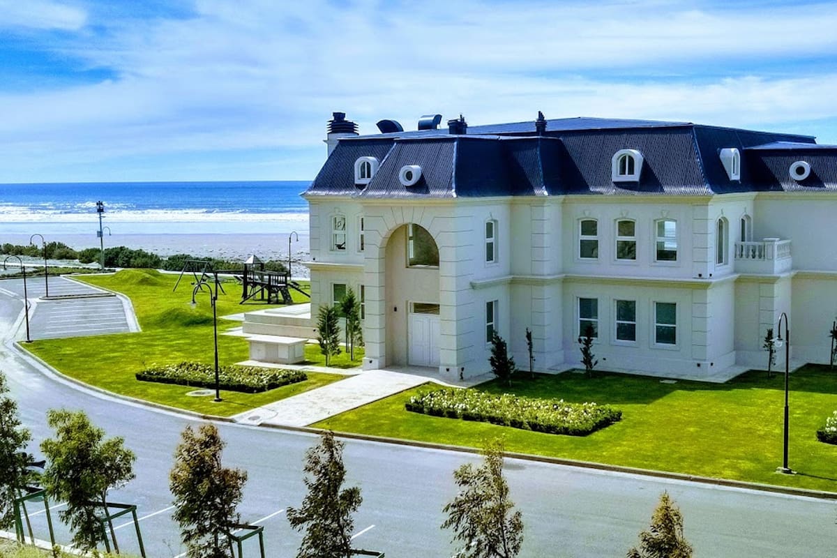 En Chubut, las casas sobre la playa tienen vista al paso de las ballenas en la temporada alta