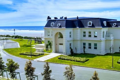 En Chubut, las casas sobre la playa tienen vista al paso de las ballenas en la temporada alta
