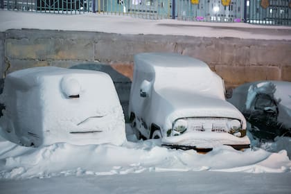 En Chukotka los autos al aire libre quedan cubiertos y con el motor encendido