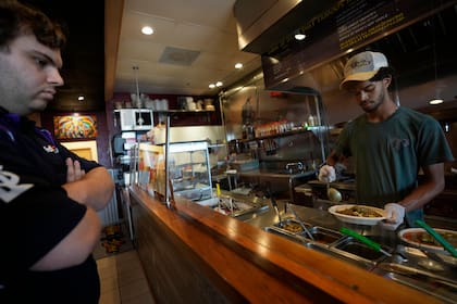 En ciertos casos, algunos estados permiten que los beneficiarios usen su tarjeta EBT en restaurantes (Foto AP/Rebecca Blackwell)
