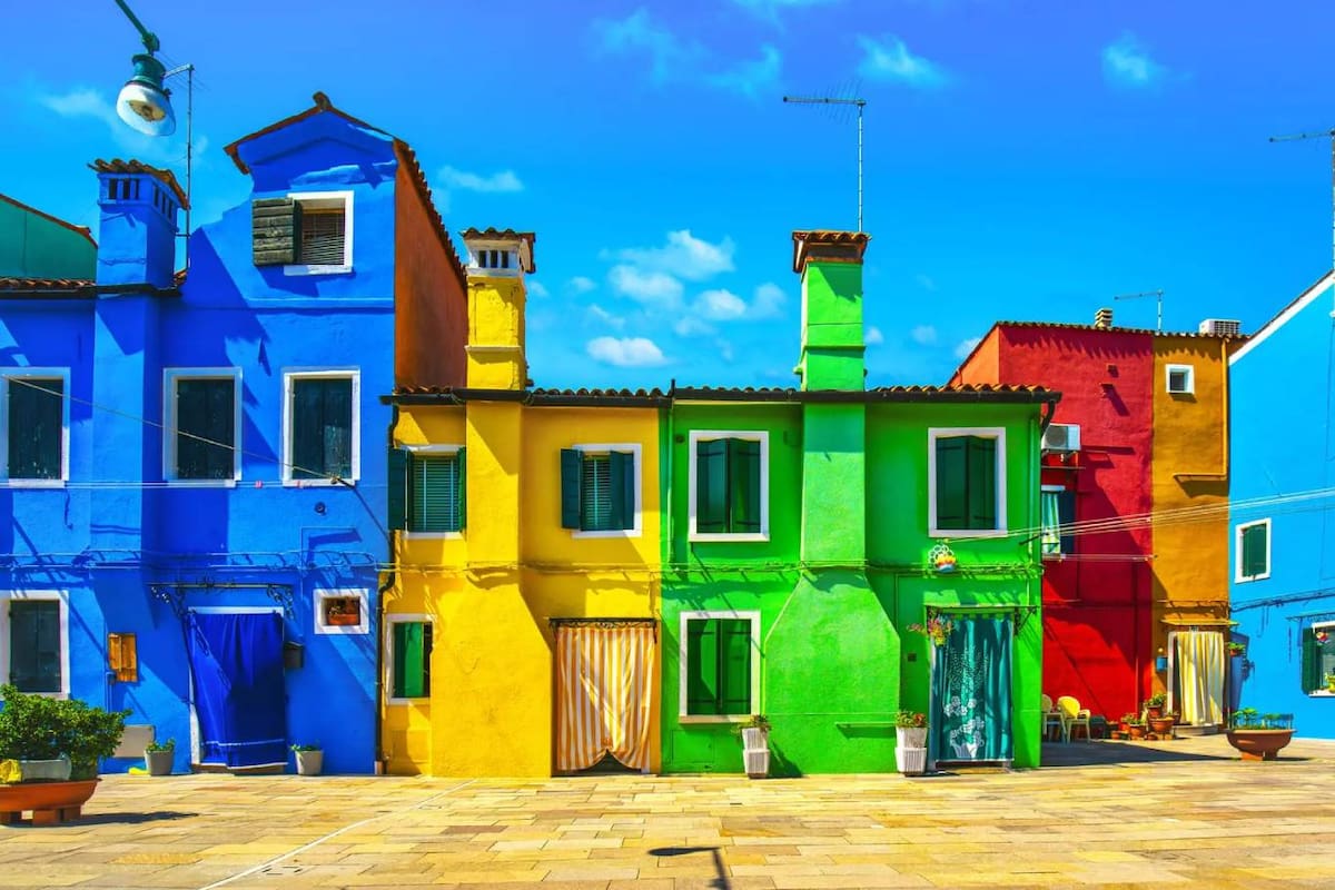 En cinco casas de cinco colores diferentes viven cinco personas de distinas nacionalidades y el acertijo creado por Einstein se pregunta: ¿Quién es el dueño del pez?