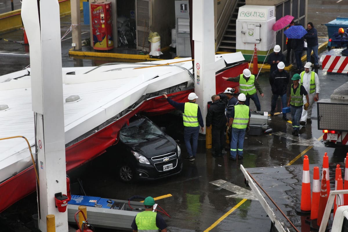 En Ciudadela se cayó el techo de una estación de servicios