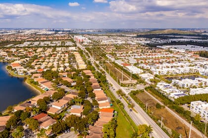 En ciudades con alta presencia de inmigrantes, como Doral, se observó una salida rápida de propiedades del mercado y vacantes superiores al 10% en ciertos edificios debido al temor a las detenciones