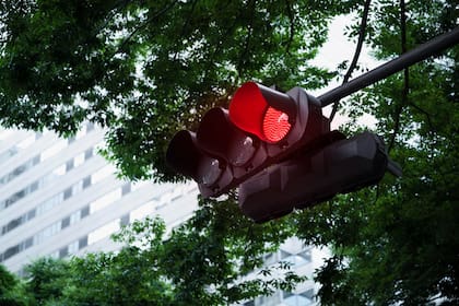 En ciudades y condados de Nueva York se implementaron cámaras de semáforo en rojo para captar a los infractores