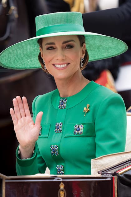 En clave verde esmeralda. Para el desfile de Trooping the Colour,
la princesa estrenó un dress-coat de crêpe con ribete de raso decorado con botones joya artesanales de Andrew Gn. Llevó, además, una pamela de rafia y ala ancha de Philip Treacy, un broche de oro en forma de trébol de Cartier (en homenaje a Gales) y pendientes con dos piezas de flor engastadas de zafiros y diamantes que pertenecieron a su suegra, Diana de Gales.