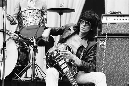 En colaboración con el Salón de la Fama del Rock and Roll, el Museo Metropolitano de Arte de Nueva York presenta la exposición Play It Loud, con instrumentos de Hendrix, Richards y más