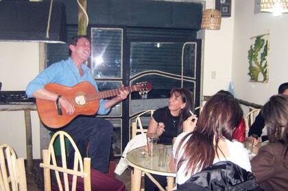 En Colombia, Héctor fue mozo, dio clases, hizo asados, cantó y fue invitado a programas de radio.