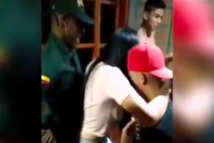 En Colombia, policías que llegaron a una fiesta clandestina que había sido denunciada por vecinos, terminaron bailando con los infractores de la cuarentena