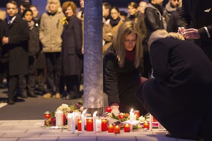 En Colonia, Alemania, empleados de Lufthansa y Germanwings dejan velas con el número "4U9525", correspondiente al número de vuelo accidentado en los Alpes franceses