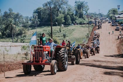 En Colonia Aurora se realiza una curiosa fiesta del tractor