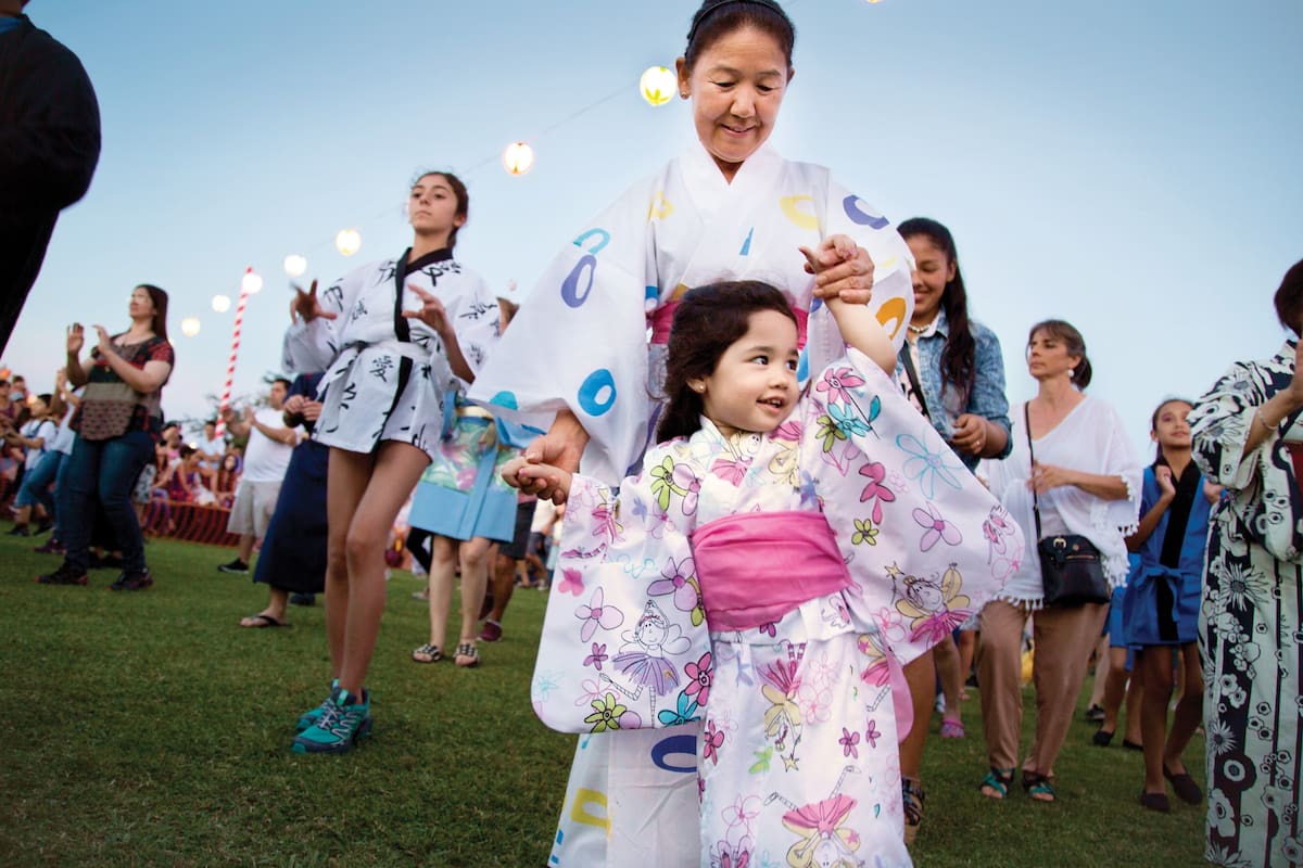 En Colonia Urquiza, La Plata, miles de personas se reúnen para el Bon Odori, un homenaje a los muertos con baile, tambores y pesca con colador