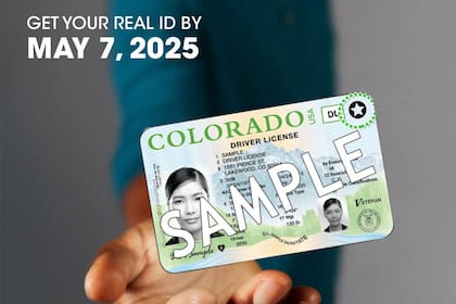 En Colorado, las licencias que cumplen con la ley Real ID pueden identificarse por la estrella dorada o negra que aparece en el margen superior derecho