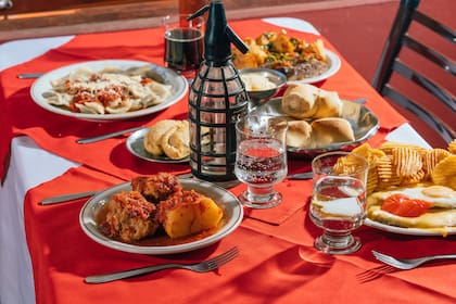 En Comedor Balcarce sirven milanesas XXL y supremas a la Maryland