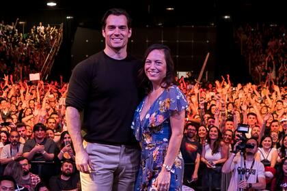 En Comic Con argentina. Henry Cavill junto a la showrunner de The Witcher, Lauren Schmidt Hissrich