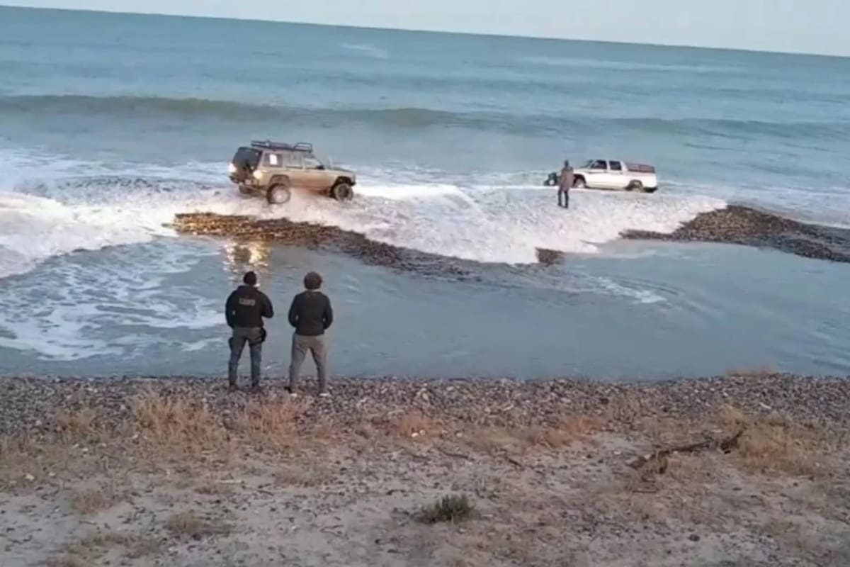 En Comodoro Rivadavia el conductor no pudo maniobrar el vehículo y lo arrastró la marea
