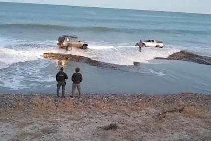 En Comodoro Rivadavia el conductor no pudo maniobrar el vehículo y lo arrastró la marea