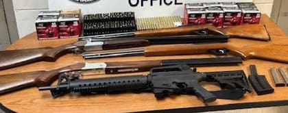 En compartimentos ocultos hallaron cinco armas, cuatro cargadores y 987 balas, que fueron incautadas de inmediato