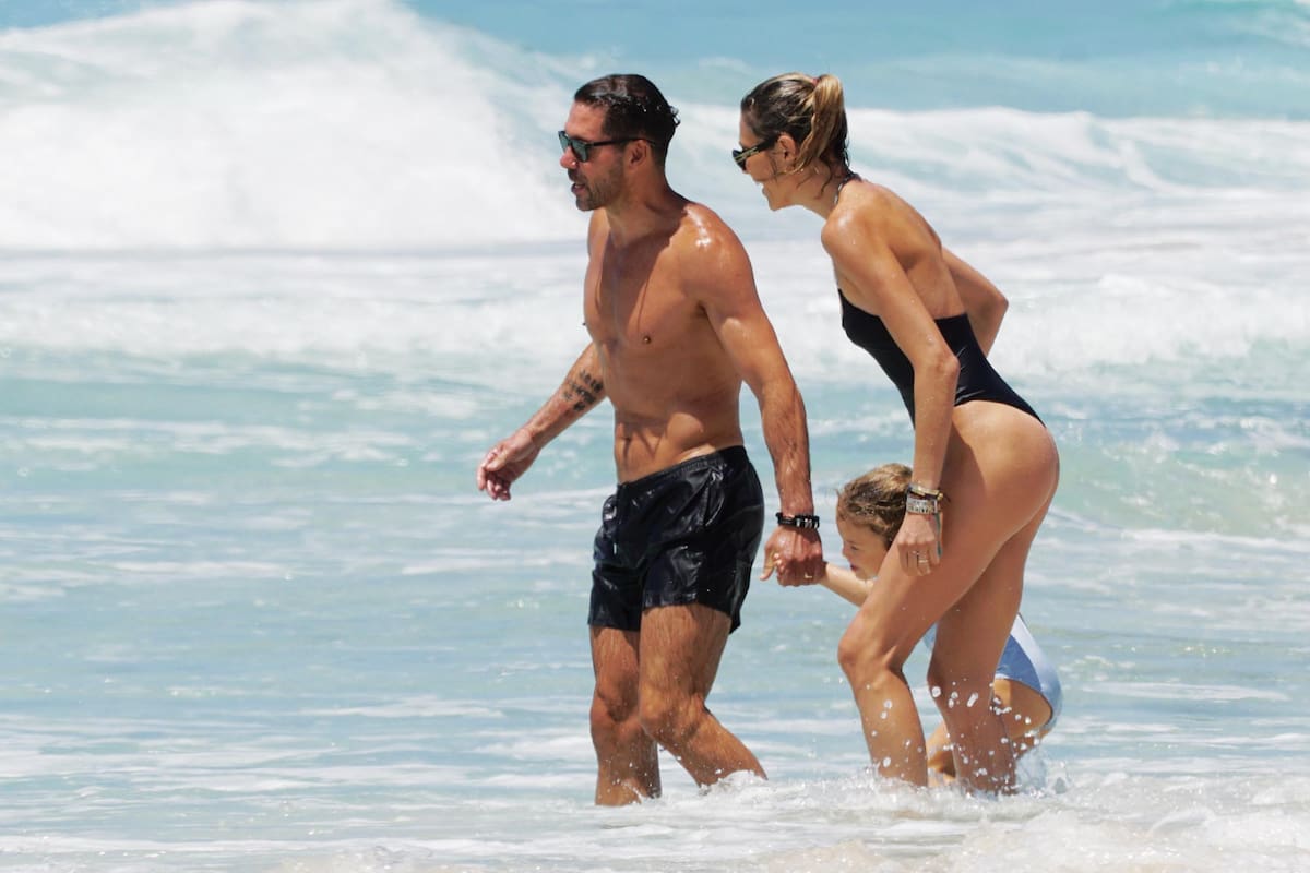 En composé con trajes de baño negros, la modelo de 33 y el ex jugador de fútbol de 51 años lucieron sus cuerpazos jugando en el mar junto a su hija mayor, Francesca