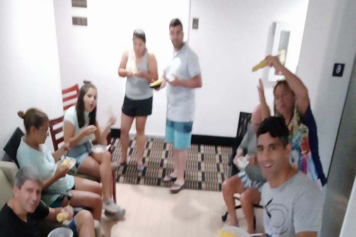 En comunidad: 30 argentinos se alojan en el hotel Clarion, se organizan con la comida, las compras, y se contienen entre ellos, mientras esperan volver.