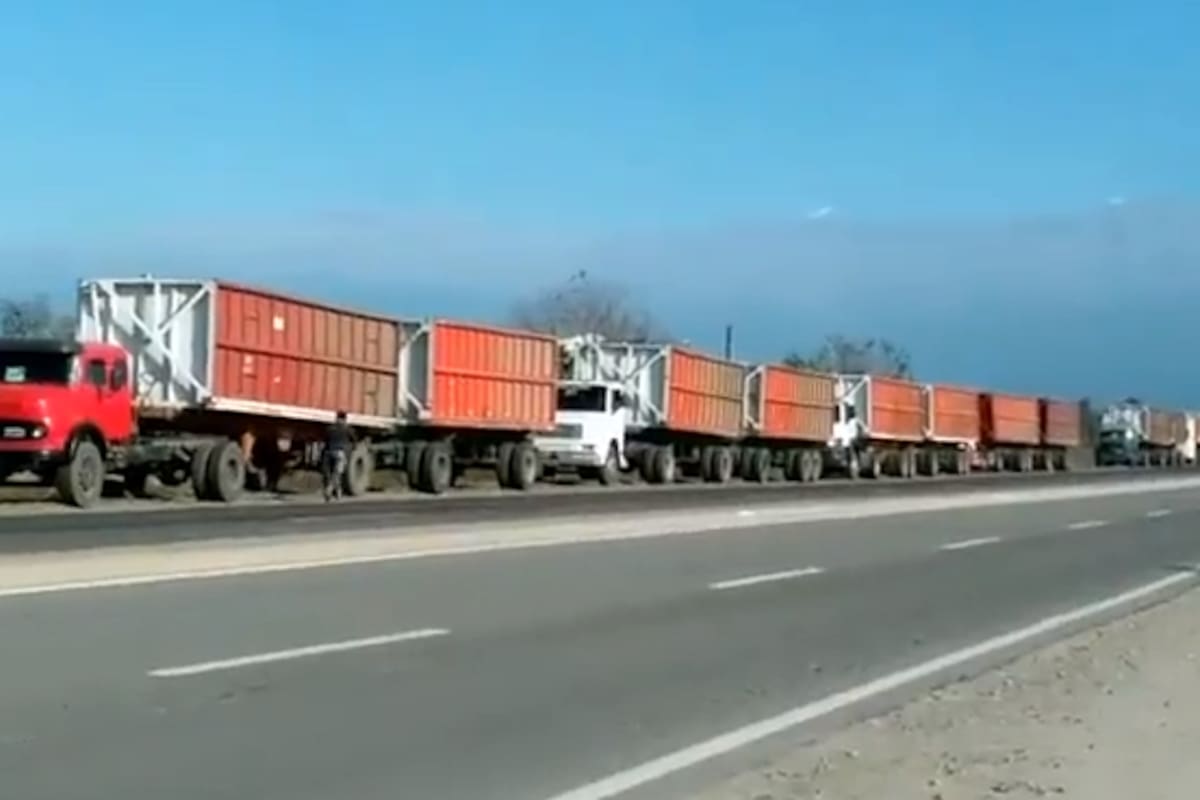 En Concepción, Tucumán, camiones de caña de azúcar aguardan por la carga de gasoil