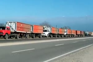 En Concepción, Tucumán, camiones de caña de azúcar aguardan por la carga de gasoil
