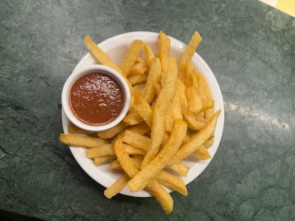 En Condarco las fritas salen con una mezcla de sal, pimienta negra y un toque de nuez moscada, y llegan a la mesa con el kétchup casero