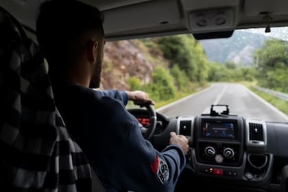 En condiciones adversas, estas regulaciones pueden extenderse hasta 13 horas de conducción (Freepik)