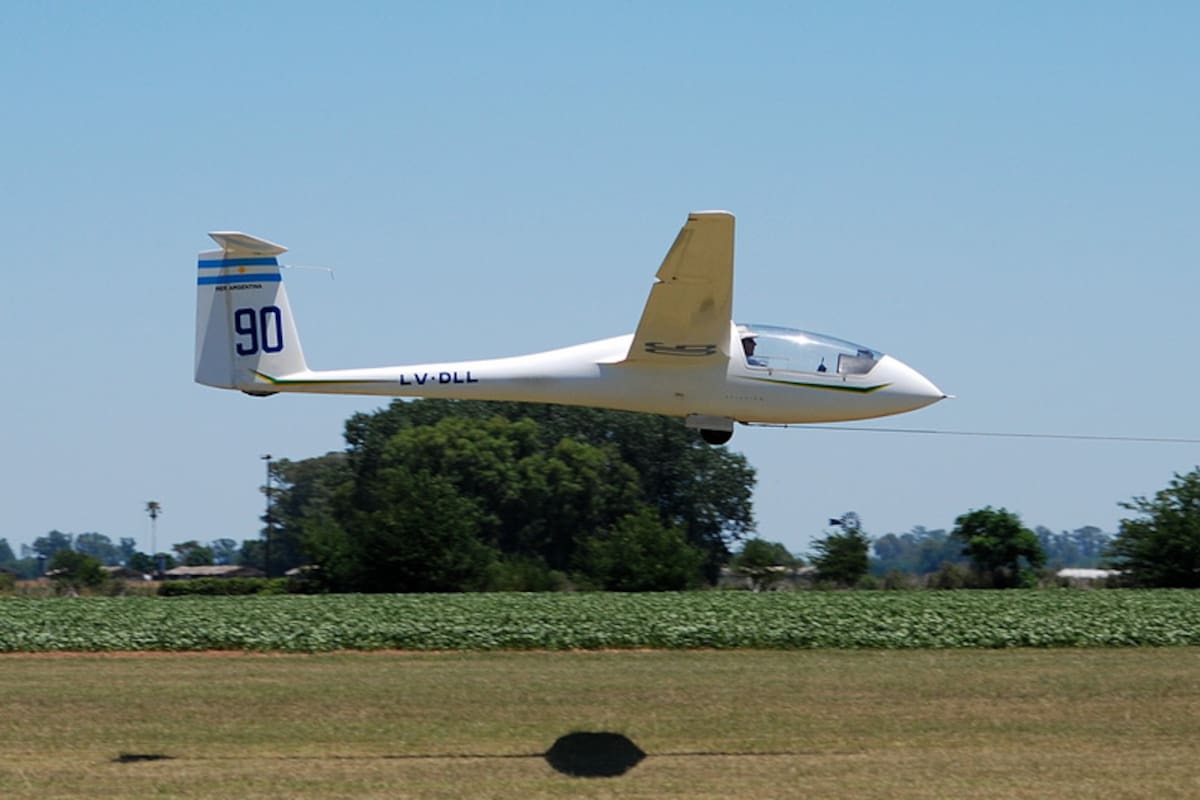 “En condiciones meteorológicas apropiadas, un planeador puede volar cientos de kilómetros por varias horas valiéndose exclusivamente de los factores naturales", explica el piloto e instructor Daniel Chattás
