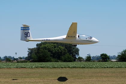 “En condiciones meteorológicas apropiadas, un planeador puede volar cientos de kilómetros por varias horas valiéndose exclusivamente de los factores naturales", explica el piloto e instructor Daniel Chattás