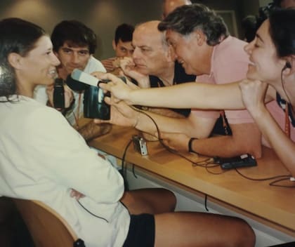 En conferencia de prensa, con una gran sonrisa, rodeada por micrófonos y grabadores, tras clasificar a semifinales de Roland Garros (Archivo Clarisa Fernández)