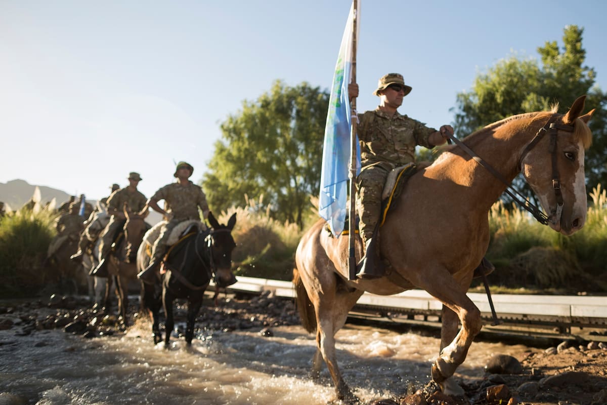 En conmemoración de los 200 años del Cruce de los Andes, los ejércitos de Argentina y Chile se unieron para recordar la Gesta Histórica de el General José de San Martín. Paso Uspallata, Mendoza.