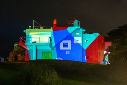 En conmemoración del centenario de su nacimiento de Clorindo Testa, PINAMAR S.A. realizó proyecciones de mapping en Capotesta