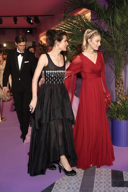 En contraste con la explosión de colores de las otras mujeres de la familia, la hija de Carolina vistió un diseño negro de corte princesa, que definía su silueta con un corset enjoyado, creación de Chanel. La mujer de su hermano Pierre apostó por la sofisticación con un vestido de gasa roja drapeada y plisada, de Dior.